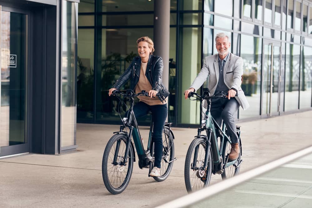 Glückliche Leute auf dem E-Bike